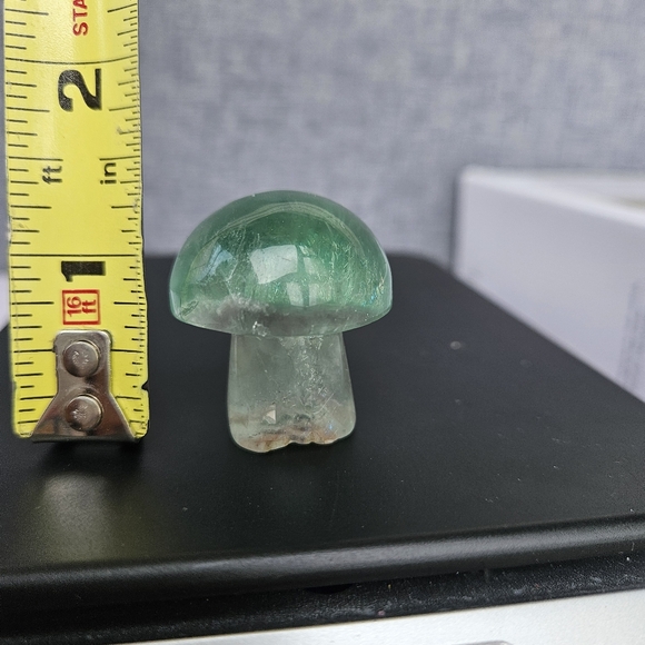 Mini flourite mushroom carving crystal - Picture 3 of 4